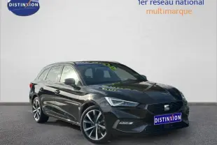 SEAT LEON ST 2025 noir minuit métallisé en 3/4 avant droit, avec jantes alliage et calandre distinctive FR.