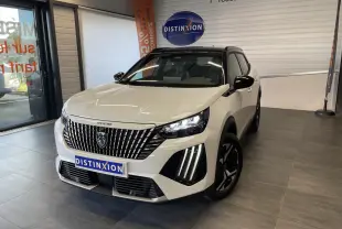 Peugeot 2008 blanc en 3/4 avant droit, calandre noire à lames verticales et feux LED avec griffes distinctives.