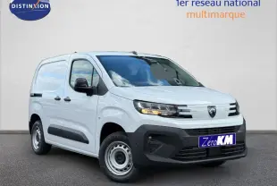 Peugeot Partner blanc Icy en 3/4 avant droit, avec porte latérale coulissante et pare-chocs noir mat.