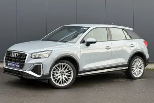 Audi Q2 35 TDI S-Line gris Flèche en vue 3/4 avant, avec jantes alliage et calandre noire distinctive.