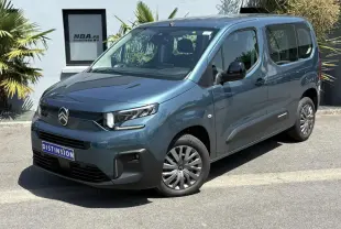 Citroën Berlingo ë-136 bleu Kiama en 3/4 avant droit, avec jantes tôles et calandre noire distinctive.