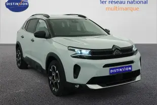 SUV Citroën C5 Aircross blanc okenite en 3/4 avant droit, avec feux LED allumés et jantes distinctives.