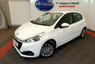 Peugeot 208 Puretech 82 Signature blanc vue 3/4 avant droit dans un showroom avec sol à damier noir et rouge.