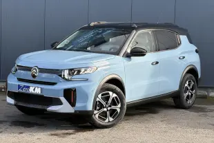 Citroën C3 Aircross Hybrid 145 bleu Monte Carlo avec toit noir, vue 3/4 avant droit, jantes alliage 17 pouces.