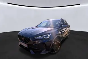 Vue 3/4 avant droit d'un CUPRA Formentor gris 2023, avec phares LED et jantes noires distinctives.