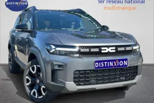 SUV Dacia Bigster gris schiste vu en 3/4 avant droit avec calandre lumineuse et jantes alu distinctives.