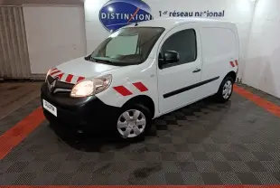 Renault Kangoo Extra R-Link blanc, vue 3/4 avant droit, avec bandes rouges de signalisation sur capot et côtés.