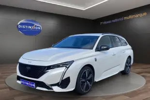 Peugeot 308 SW blanc nacré vue 3/4 avant droit, avec calandre noire et jantes alliage noires distinctives.