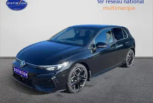 Volkswagen Golf 2026 noire en 3/4 avant droit avec jantes alu noires et logo VW visible.