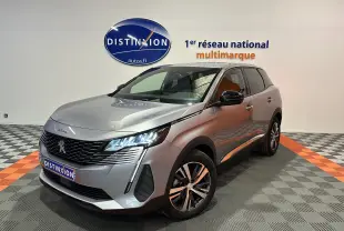 Peugeot 3008 Hybrid gris en 3/4 avant droit, avec phares LED allumés et jantes alliage bicolores.