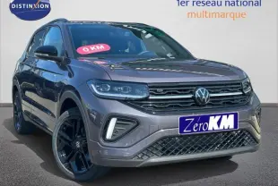 Volkswagen T-Cross gris cendré métallisé en 3/4 avant avec jantes noires et calandre chromée.