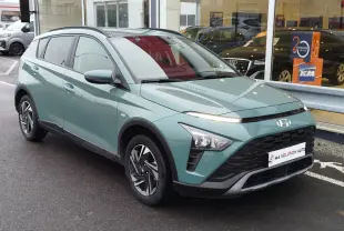 Hyundai Bayon 2022 couleur Elemental Brass Metal vue 3/4 avant droit, avec calandre noire et feux LED distinctifs.