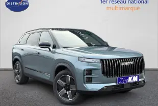 SUV JAECOO J7 olive gris métal vu en 3/4 avant droit avec toit noir et calandre verticale marquée.