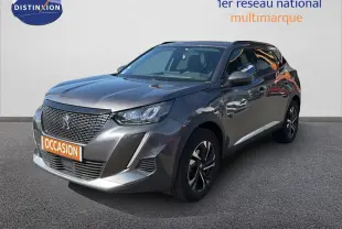 Peugeot 2008 gris platinium en 3/4 avant droit, mettant en valeur sa calandre distinctive et ses jantes bi-ton.