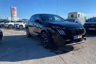 Peugeot 3008 noir métallisé en 3/4 avant droit, avec calandre distinctive et jantes alliage sombres.