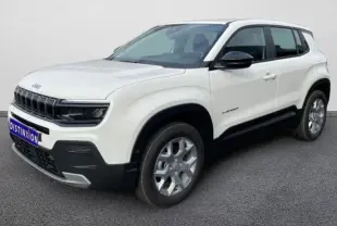 Jeep Avenger électrique blanc en 3/4 avant droit, avec jantes alliage 17 pouces et détails noirs contrastants.