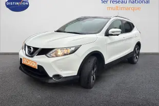 Nissan Qashqai blanc glacier en 3/4 avant droit avec phares allumés et jantes bi-ton noires.