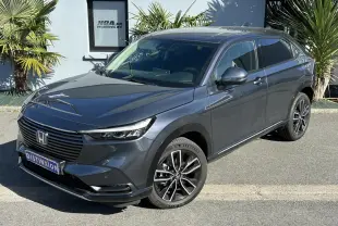 Honda HR-V gris métallisé vu en 3/4 avant droit avec jantes alliage 18 pouces et calandre noire lisse