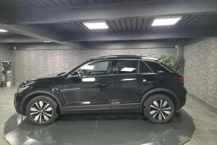 Volkswagen T-Roc noir en vue de profil côté gauche, avec jantes spécifiques et badge Goal à l'arrière.