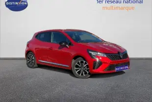 Renault Clio rouge vue 3/4 avant droit, avec jantes alu noires et calandre chromée distinctive.
