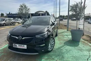 Vue 3/4 avant d’un Opel Grandland noir 2020, avec calandre distinctive et jantes argentées, stationné en extérieur.