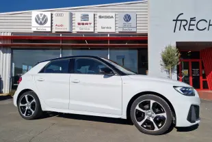 Audi A1 Sportback blanc glacier vue de profil côté droit, avec jantes alliage noires et toit noir contrasté.