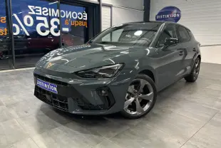 Vue 3/4 avant d'une CUPRA Leon 2026 bleu Fjord avec jantes 18 pouces et logo CUPRA cuivré sur calandre.