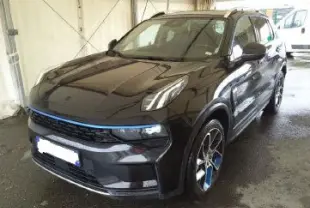 Vue 3/4 avant d’un SUV Lynk & Co 01 PHEV noir avec jantes alliage 20’’ et détails bleus sur calandre et roues.