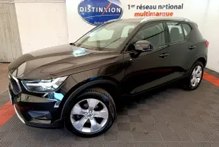 Vue 3/4 avant droit du Volvo XC40 noir 2020, avec jantes argentées et rétroviseurs assortis.