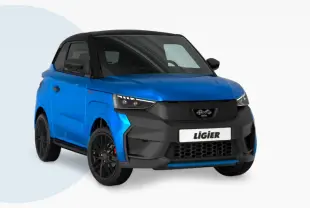 Vue 3/4 avant droite d'une LIGIER JS50 BEV 11KWH Ultimate électrique bleu avec toit noir et jantes noires mates.