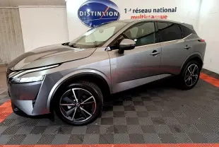 Nissan Qashqai gris foncé en vue profil côté gauche, avec jantes alliage noires et toit noir contrasté.