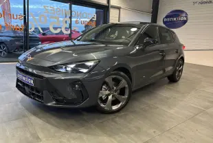 Vue 3/4 avant droite d'une CUPRA Leon gris magnetic avec jantes anthracite et signature lumineuse Tri-LED visible.