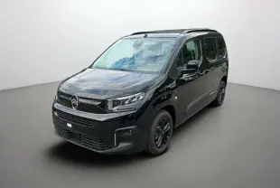 Citroën Berlingo 2025 noir perla nera en 3/4 avant droit avec barres de toit et jantes alu noires.