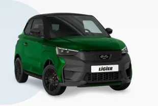 Vue 3/4 avant d'une Ligier JS50 0.5 REVO D+ ULTIMATE verte avec toit noir et jantes alu noires.
