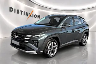 Hyundai Tucson vert 3/4 avant droit, jantes alu 18 pouces et signature lumineuse LED distinctive.