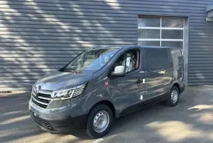 Renault Trafic Fourgon gris urbain vu en 3/4 avant droit, avec jantes acier et caméra de recul intégrée.