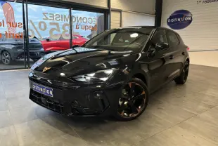 Vue 3/4 avant d'une CUPRA Leon noire midnight avec jantes alliage 18'' cuivrées et logo CUPRA sur calandre.