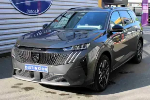 Peugeot 5008 gris titane métal en vue 3/4 avant, avec calandre distinctive et jantes alliage noires.