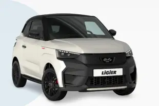 Vue 3/4 avant droite de la Ligier JS50 blanche avec toit noir et jantes alu noires, calandre et pare-chocs noirs marqués.