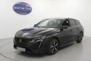 Peugeot 308 SW PHEV 180 e-EAT8 noir, vue 3/4 avant droit, avec feux LED et jantes alliage distinctives.