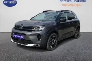 Citroën C5 Aircross Hybrid gris platinium métal en 3/4 avant droit, avec jantes noires et toit noir.