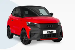 Vue 3/4 avant d'une LIGIER JS50 0.5 REVO D+ ULTIMATE rouge avec toit noir et détails noirs contrastants.