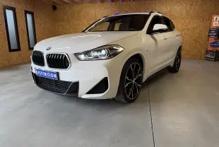 BMW X2 sDrive18d blanc vue 3/4 avant droit avec jantes alu noires et calandre double haricot M Sport.