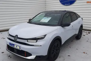 Citroën C4 blanc Okenite vue 3/4 avant droit, toit noir et jantes noires, stationnée devant un mur blanc.