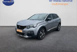 Peugeot 3008 gris Artense métal en 3/4 avant droit, avec calandre noire et jantes alliage bicolores.