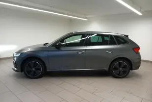 Profil droit d'une Skoda Scala 1.5 TSI 150 DSG7 Monte-Carlo en gris graphite métallisé, roues noires distinctives.