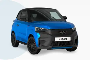 Vue 3/4 avant droite d'une Ligier JS50 bleu avec toit noir, calandre noire et jantes noires sport.