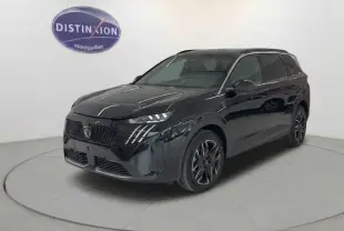 Peugeot 5008 Hybrid noir vue 3/4 avant, mettant en valeur sa calandre distinctive et ses jantes noires élégantes.