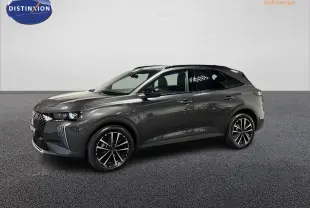 Vue latérale droite du DS7 Crossback gris métallisé, soulignant ses jantes alliage noires et sa calandre distinctive DS Wings.