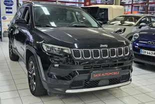 Jeep Compass noir vu de face en 3/4 gauche, mettant en valeur sa calandre distinctive et ses jantes alliage.